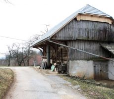 Stara preša  ob hiši